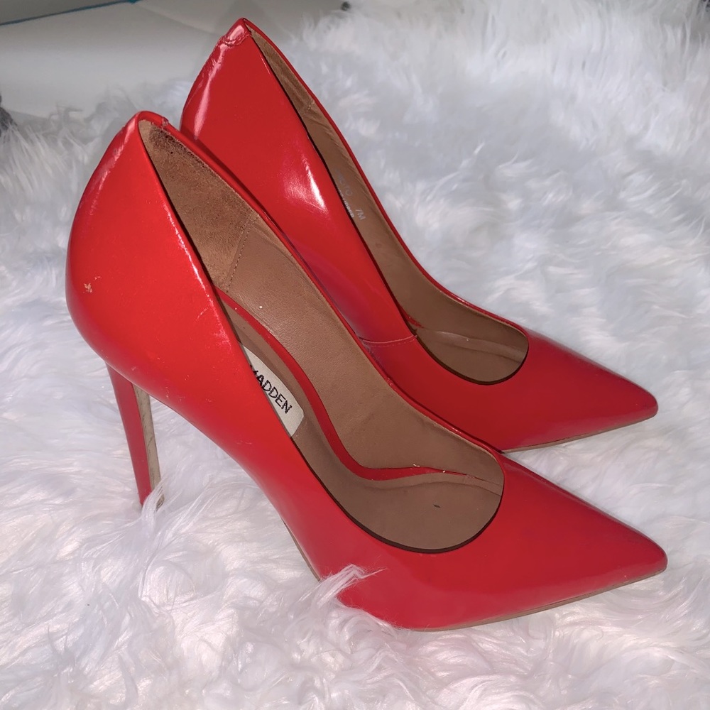 Steve Madden classic red pump